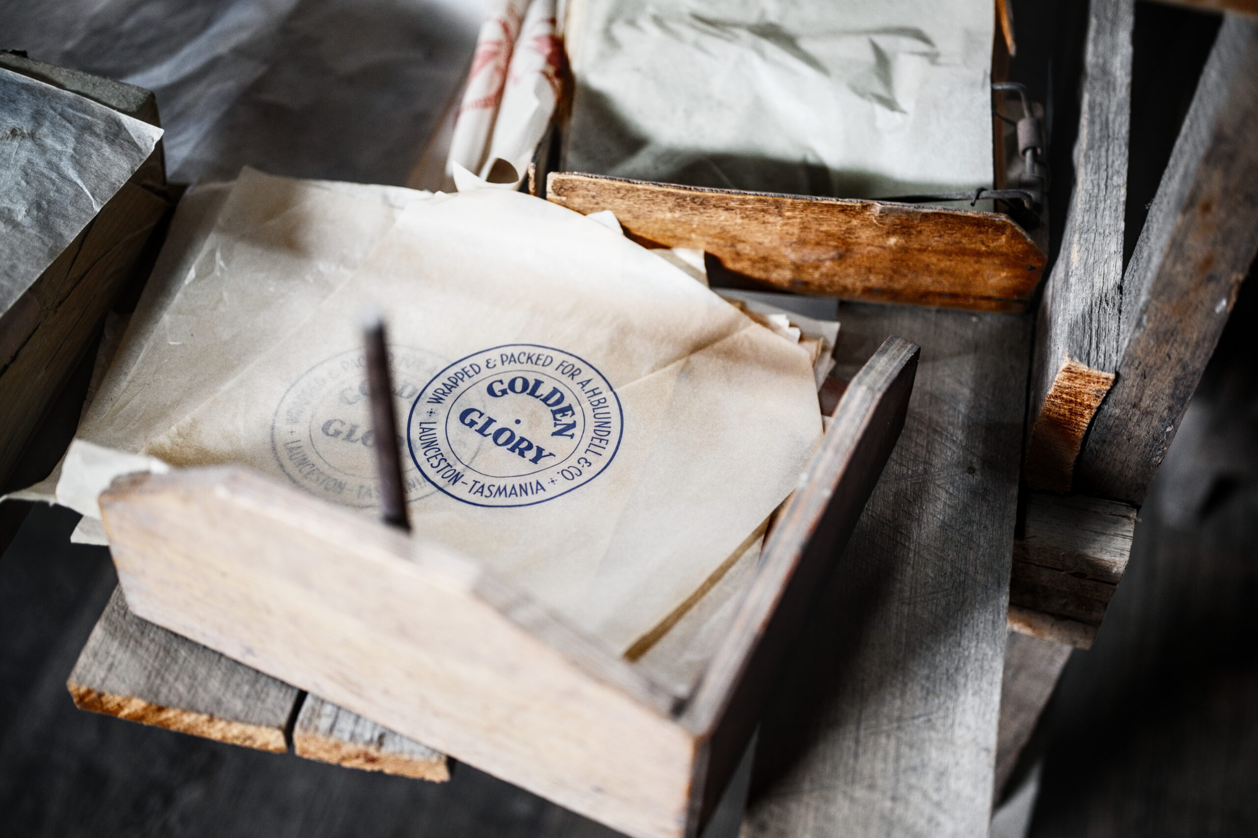 Photo of an old apple packing bag labelled "Golden Glory"